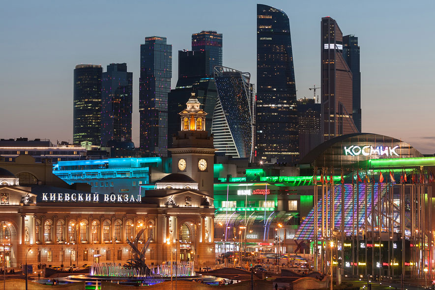 Moskauer Bahnhof bei Nacht